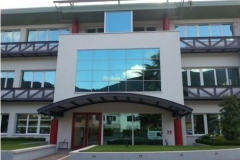 facciata-nastri-e-porta-ingresso-in-alluminio