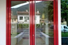 porta-due-ante-in-vetro-ingresso-e-uscita-di-sicurezza-in-alluminio