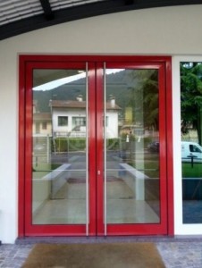 porta-due-ante-in-vetro-ingresso-e-uscita-di-sicurezza-in-alluminio